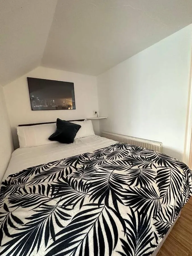 3 Bed Flat With Pool Table Apartment Cambridge